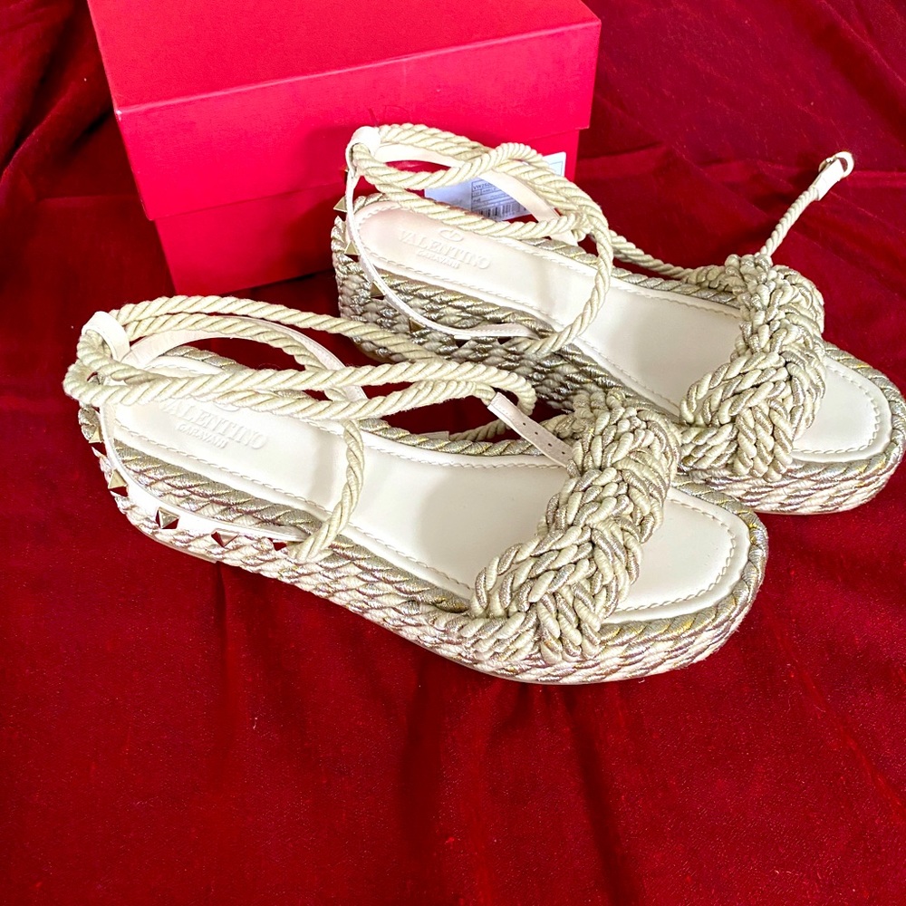 Valentino Garavani beige woven fabric Rockstud Turchon Platform sandal